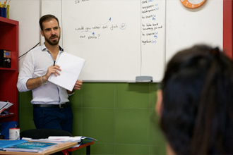 Adré, profesor de la academia, dando clase a sus alumnos.